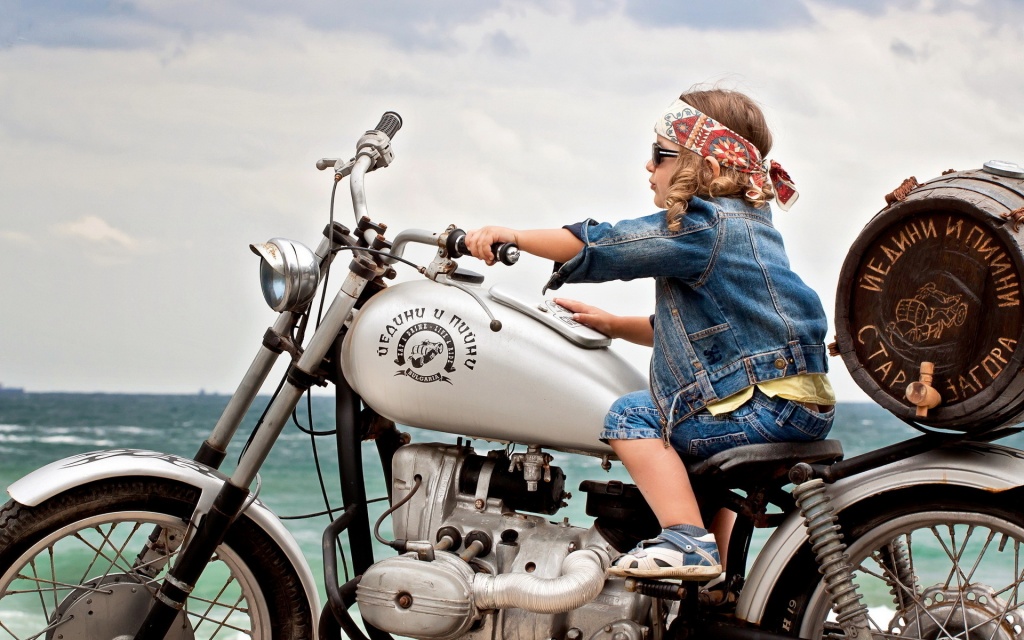 девочка на мотоцикле.jpg
